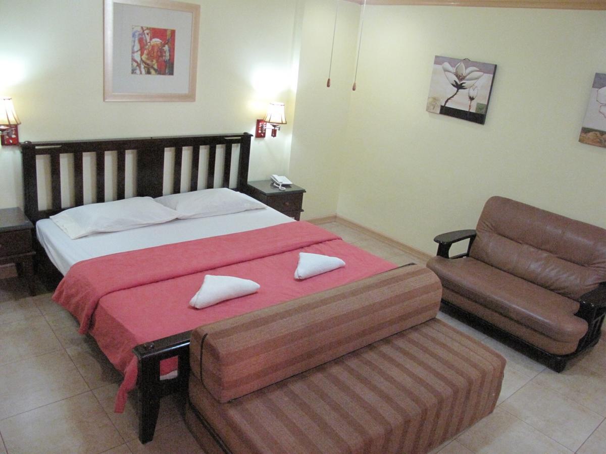 Makati Suites At Travelers Inn San Pedro Makati Eksteriør billede