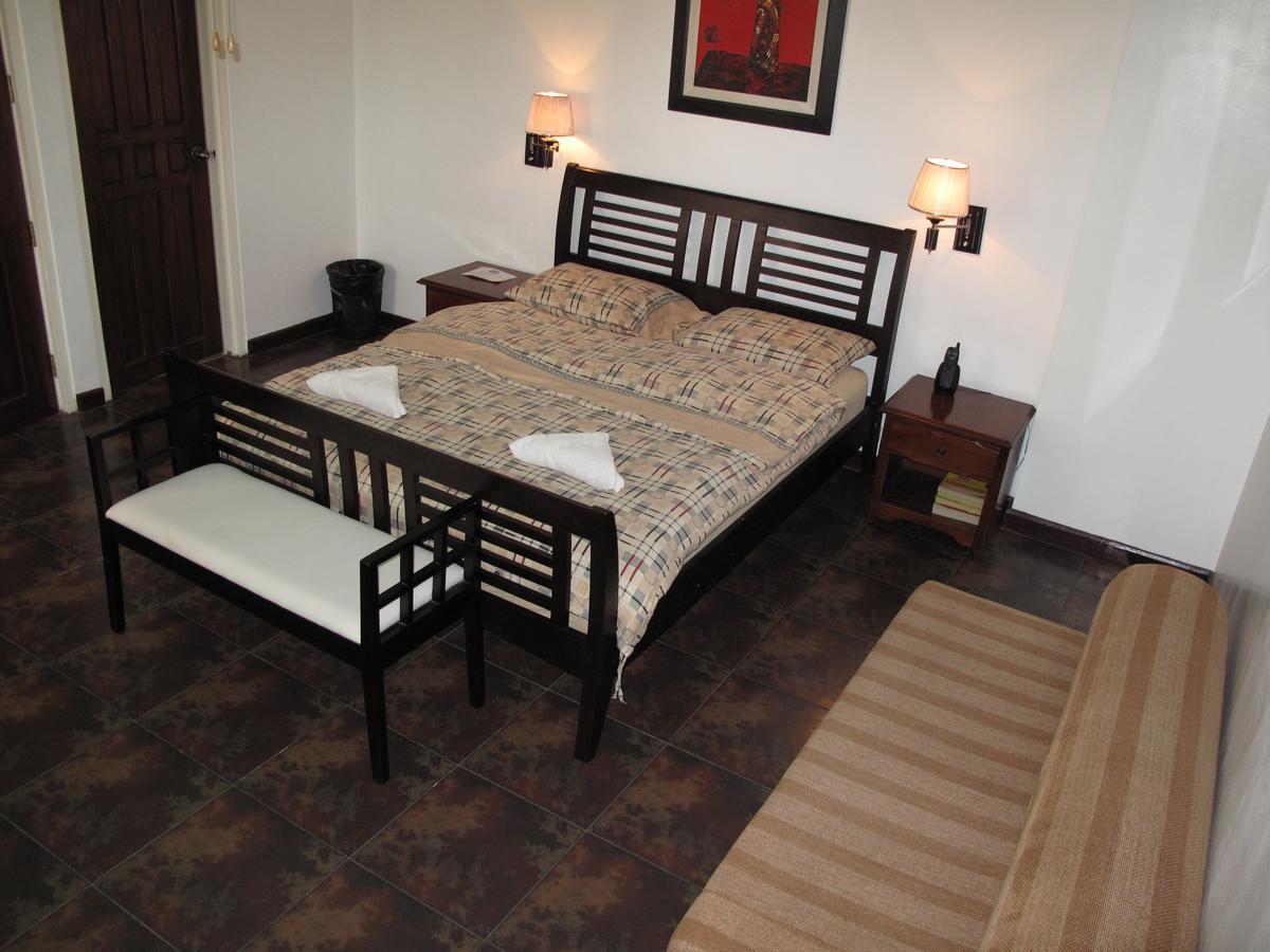 Makati Suites At Travelers Inn San Pedro Makati Eksteriør billede
