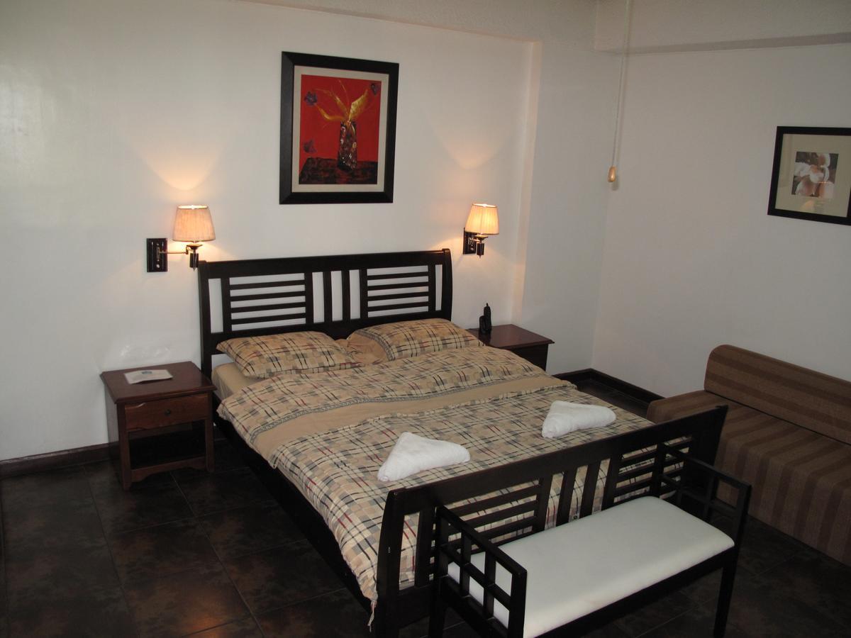 Makati Suites At Travelers Inn San Pedro Makati Eksteriør billede
